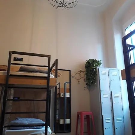 5 Terre Backpackers 旅馆 *