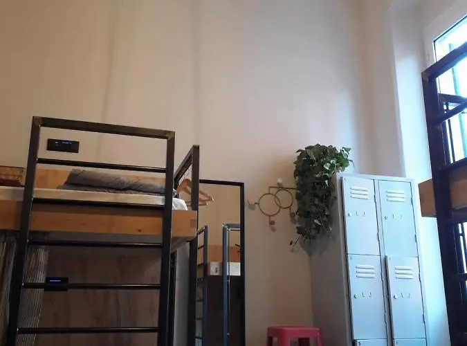 5 Terre Backpackers Albergue *